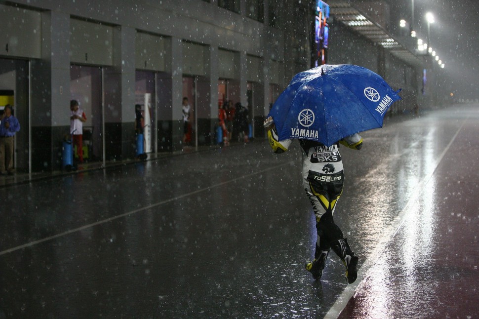 Классика-2009: Джеймс Тозланд (Tech 3 Yamaha) с зонтиком возвращается в гараж - гонок не будет Классика-2009: Джеймс Тозланд (Tech 3 Yamaha) с зонтиком возвращается в гараж - гонок не будет