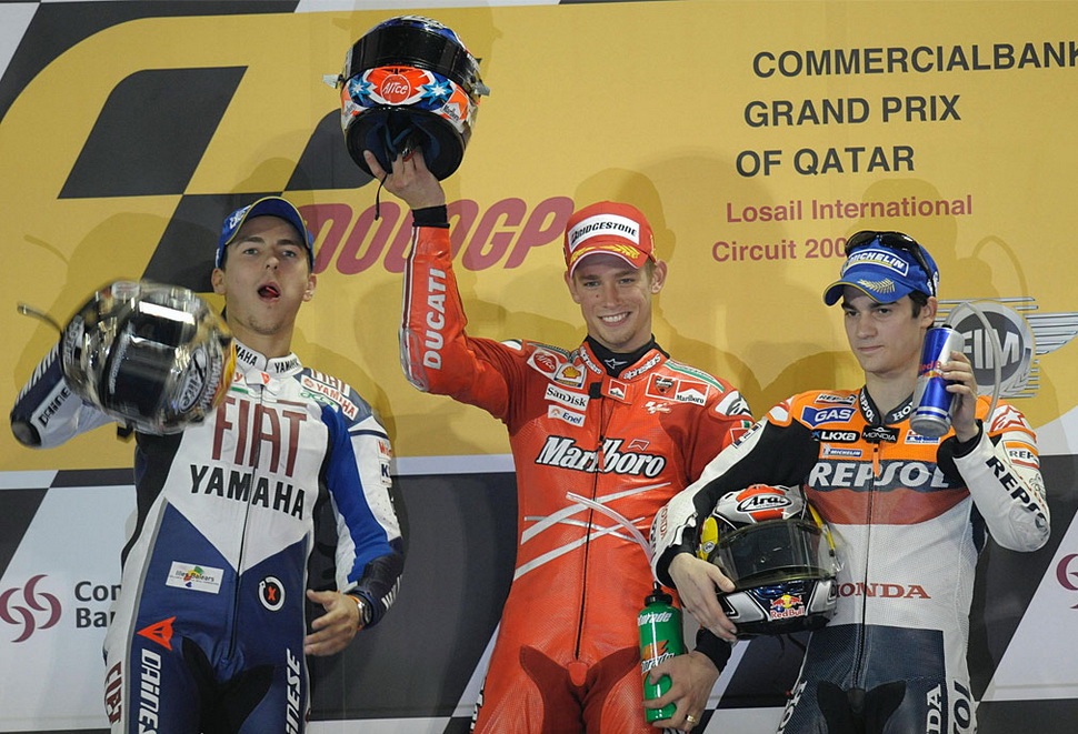 Кейси Стоунер выиграл первую ночную гонку в истории MotoGP Кейси Стоунер выиграл первую ночную гонку в истории MotoGP