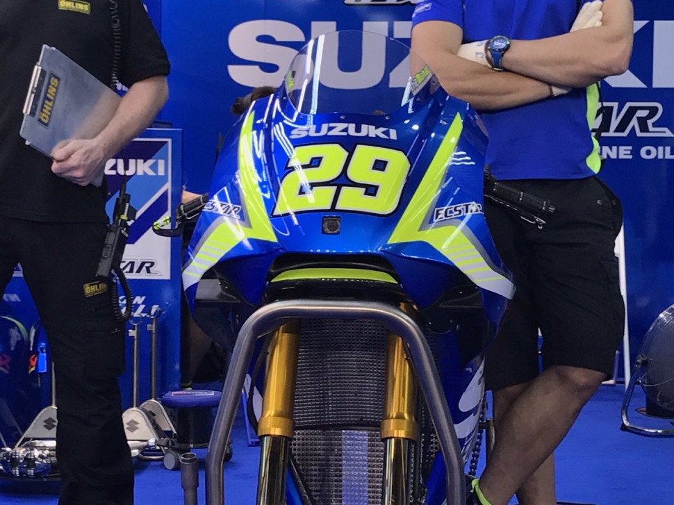 Только Suzuki GSX-RR Андреа Янноне и Алекса Ринса оснащены новым пластиком, остальные - в классике Только Suzuki GSX-RR Андреа Янноне и Алекса Ринса оснащены новым пластиком, остальные - в классике