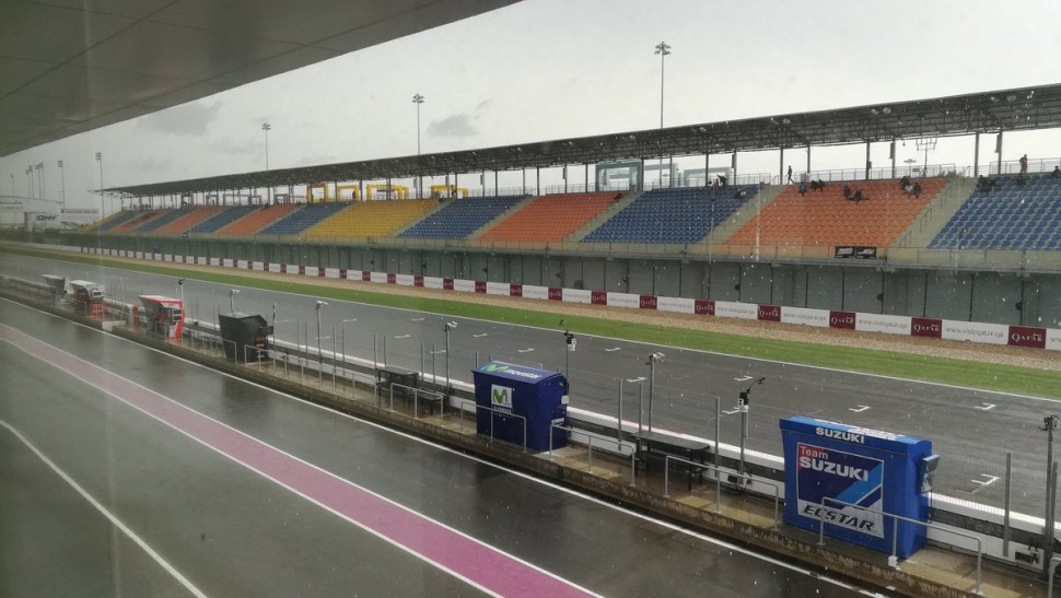 Над Losail International Circuit плотные тучи и продолжается небольшой дождь - асфальт не высохнет до вечера при таких условиях Над Losail International Circuit плотные тучи и продолжается небольшой дождь - асфальт не высохнет до вечера при таких условиях