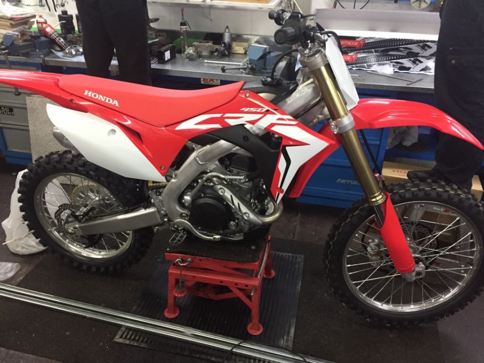 Первый в России Honda CRF450R (2017) сразу же попал в Racing BOX - для установки стартера! Первый в России Honda CRF450R (2017) сразу же попал в Racing BOX - для установки стартера!