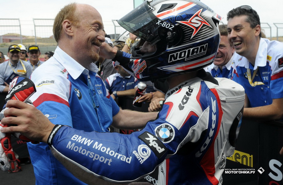 Гоночный инженер BMW Motorrad Сильвано Гальбусера принимает в объятия победителя Арагона - Марко Меландри Гоночный инженер BMW Motorrad Сильвано Гальбусера принимает в объятия победителя Арагона - Марко Меландри