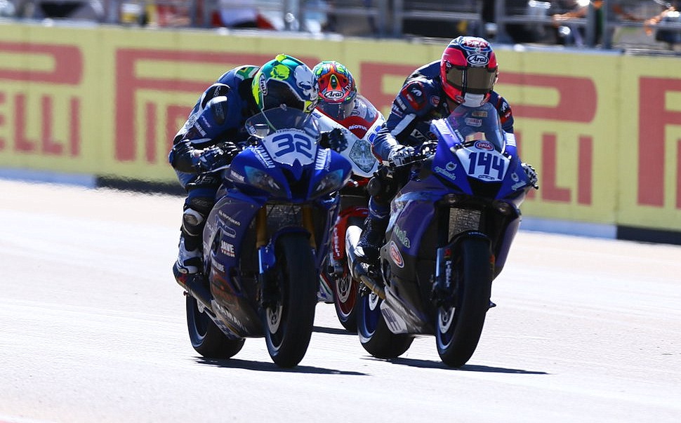 Схватка за победу в 3-й гонке сезона WSS в Арагоне: R6 New Gen (справа) и R6 предыдущей модели - кто победит? Схватка за победу в 3-й гонке сезона WSS в Арагоне: R6 New Gen (справа) и R6 предыдущей модели - кто победит?