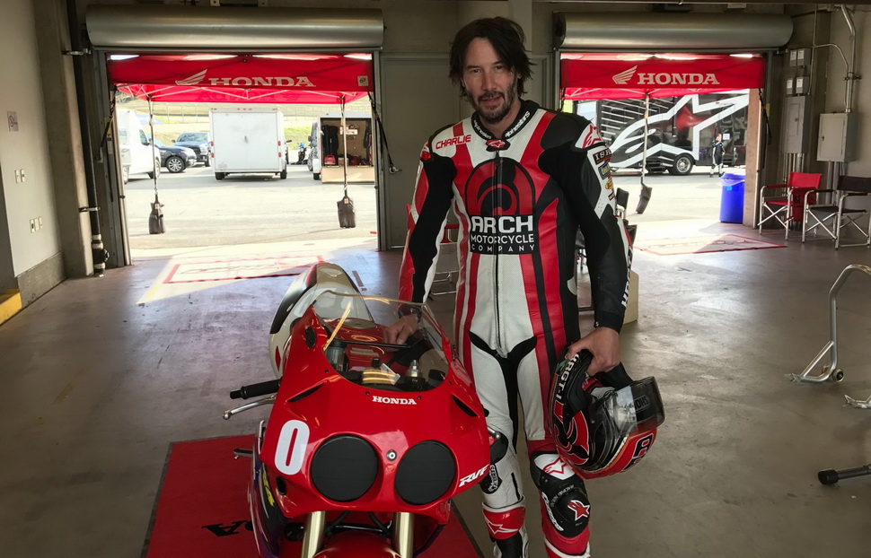 Киану Ривз: На трек-днях я езжу на самых разных мотоциклах - на фото Honda RVF750 Киану Ривз: На трек-днях я езжу на самых разных мотоциклах - на фото Honda RVF750