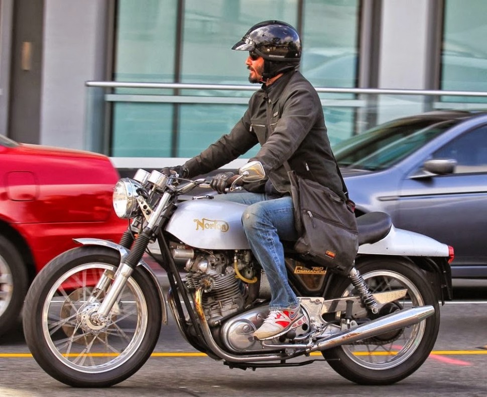 Простой голливудский парень Киану Ривз на своем Norton Commando 750 Простой голливудский парень Киану Ривз на своем Norton Commando 750