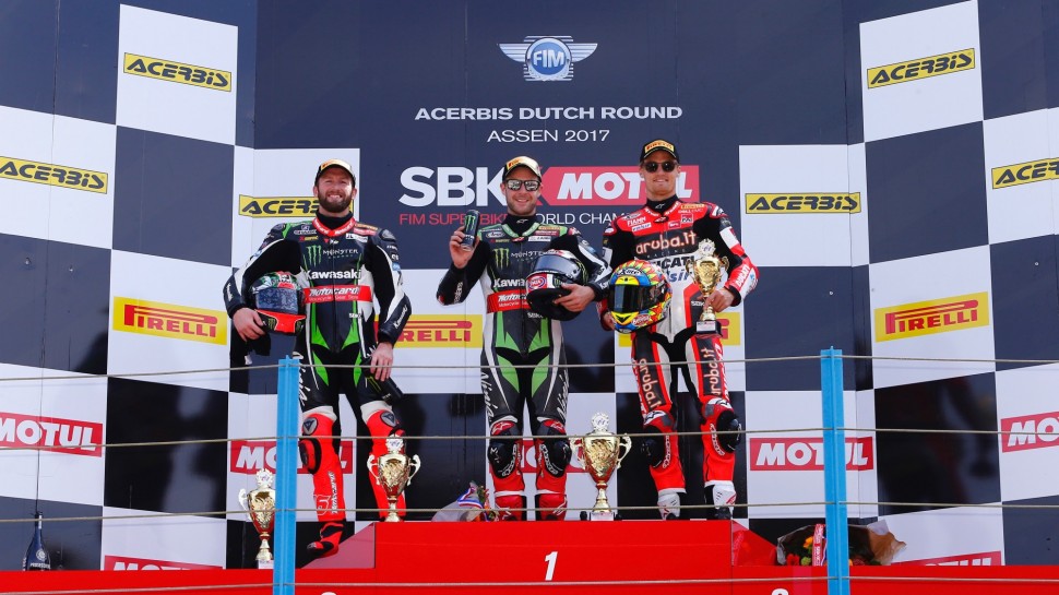 Подиум воскресной гонки WSBK в Ассене: Рэй, Сайкс, Девис Подиум воскресной гонки WSBK в Ассене: Рэй, Сайкс, Девис