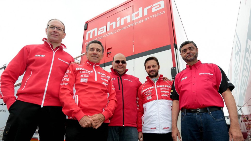 Хорхе Мартинес (второй слева) теперь не просто директор команды Aspar Racing, а заводской команды Mahindra в Moto3 Хорхе Мартинес (второй слева) теперь не просто директор команды Aspar Racing, а заводской команды Mahindra в Moto3