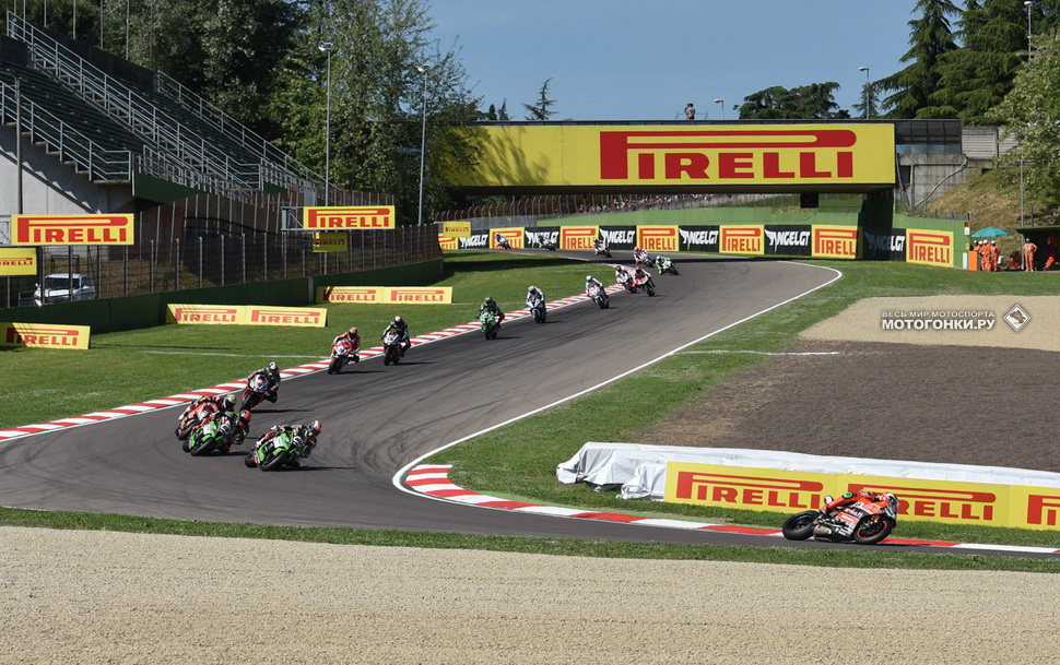 Пелетон проходит через Variante Villeneuve Пелетон проходит через Variante Villeneuve