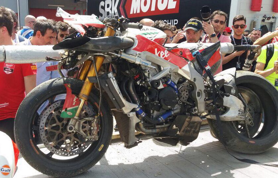 Все, что осталось от Aprilia RSV4 RF Юджина Лаверти после столкновения с бетонной стеной Все, что осталось от Aprilia RSV4 RF Юджина Лаверти после столкновения с бетонной стеной