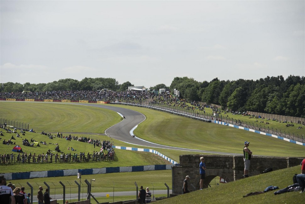 Donington Park - большое сооружение со множеством естественных и крытых трибун, там может раствориться 150000 человек Donington Park - большое сооружение со множеством естественных и крытых трибун, там может раствориться 150000 человек