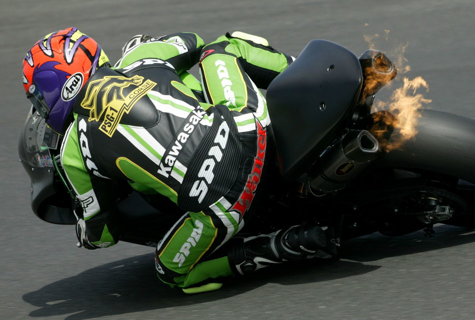 Крис Уокер жжот напалмом на своем Kawasaki ZX-10R команды PSG-1 Крис Уокер жжот напалмом на своем Kawasaki ZX-10R команды PSG-1