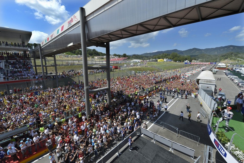 10000-ная толпа фанатов приветствует победителя Гран-При Италии