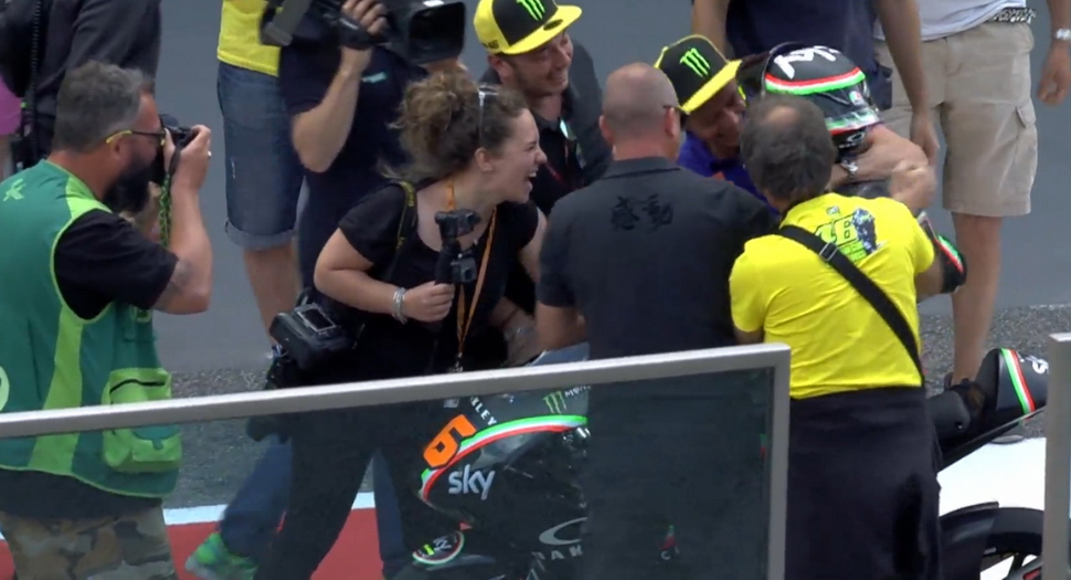 Валентино Росси и члены команды Sky Racing Team VR46 горячо встретили Андреа Миньо на пит-лейне Валентино Росси и члены команды Sky Racing Team VR46 горячо встретили Андреа Миньо на пит-лейне