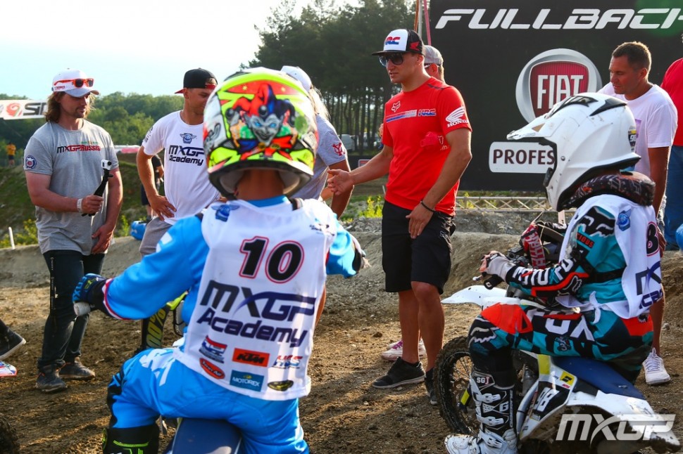 Евгений Бобрышев с ребятами MXGP Академии на трассе в Орленке Евгений Бобрышев с ребятами MXGP Академии на трассе в Орленке