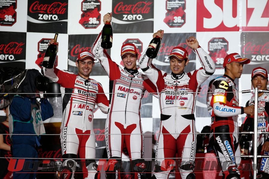 Мики Ван дер Марк и Леон Хезлам на подиуме Suzuka 8 Hours Мики Ван дер Марк и Леон Хезлам на подиуме Suzuka 8 Hours