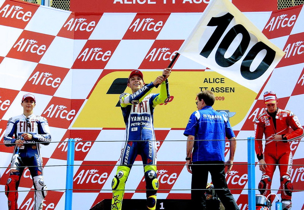 Для Валентино Росси TT Circuit знаковое место: здесь он выиграл свой 100-й Большой Приз в карьере Для Валентино Росси TT Circuit знаковое место: здесь он выиграл свой 100-й Большой Приз в карьере
