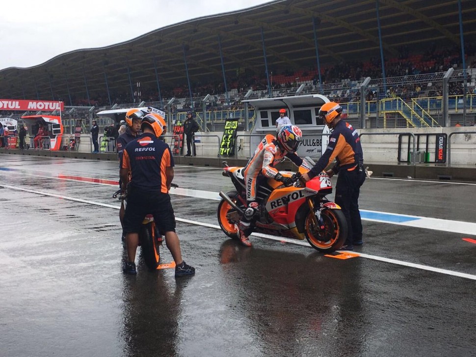 Утренний warm-up MotoGP прошел на совершенно мокром TT Circuit Assen Утренний warm-up MotoGP прошел на совершенно мокром TT Circuit Assen