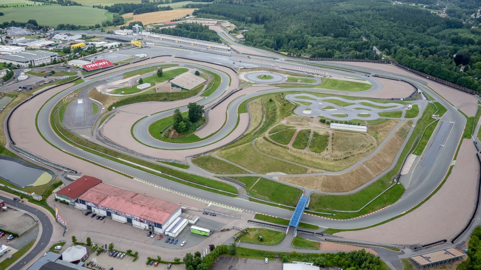 Даже плоская аэрофотосъемка не может скрыть рельефность Sachsenring! В кадре только первые 10 поворотов Даже плоская аэрофотосъемка не может скрыть рельефность Sachsenring! В кадре только первые 10 поворотов