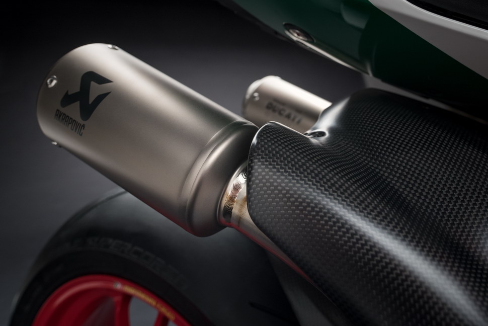 Ducati 1299 Panigale R Final Edition: титановая выпускная система Akrapovic 2-в-2 Ducati 1299 Panigale R Final Edition: титановая выпускная система Akrapovic 2-в-2