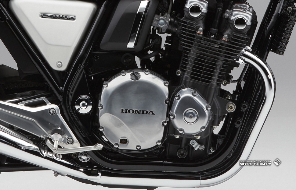 Двигатель, рама и управляющая электроника на CB1100 EX и RS одинаковы, отличаются только цветовыми решениями Двигатель, рама и управляющая электроника на CB1100 EX и RS одинаковы, отличаются только цветовыми решениями