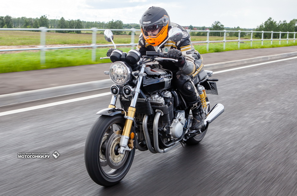 На прямой при езде на Honda CB1100RS хочется лечь на бак и открыть гашетку полностью На прямой при езде на Honda CB1100RS хочется лечь на бак и открыть гашетку полностью