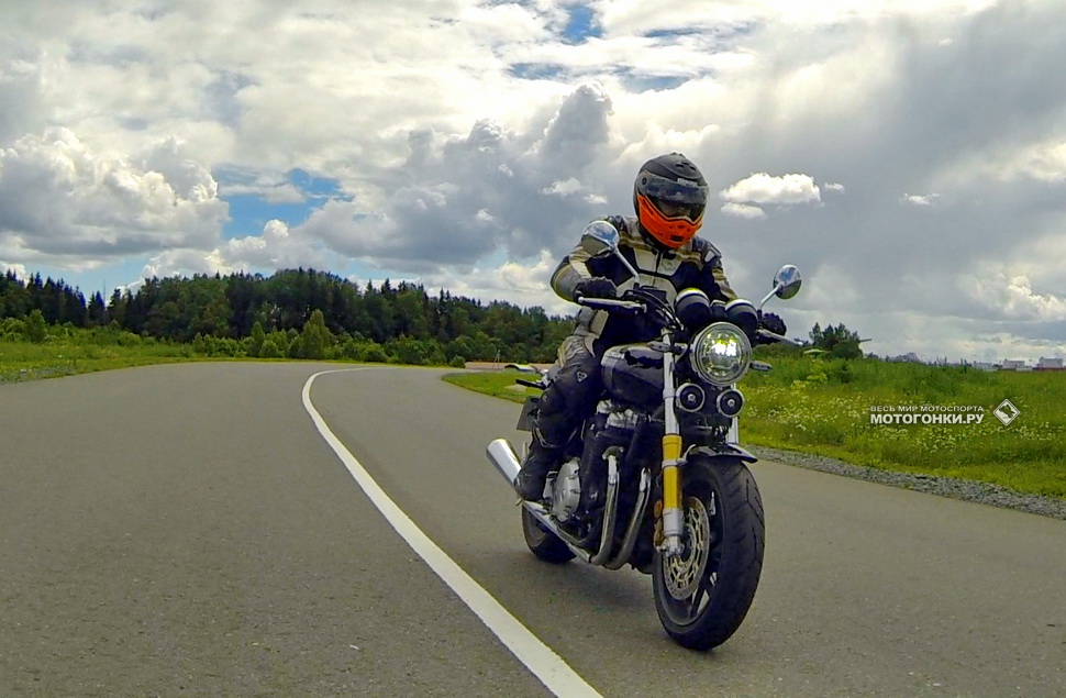 Honda CB1100RS очень комфортный, особенно, если надеть плотный кожаный комбинезон. Нужен еще легкий шлем-интеграл... Honda CB1100RS очень комфортный, особенно, если надеть плотный кожаный комбинезон. Нужен еще легкий шлем-интеграл...