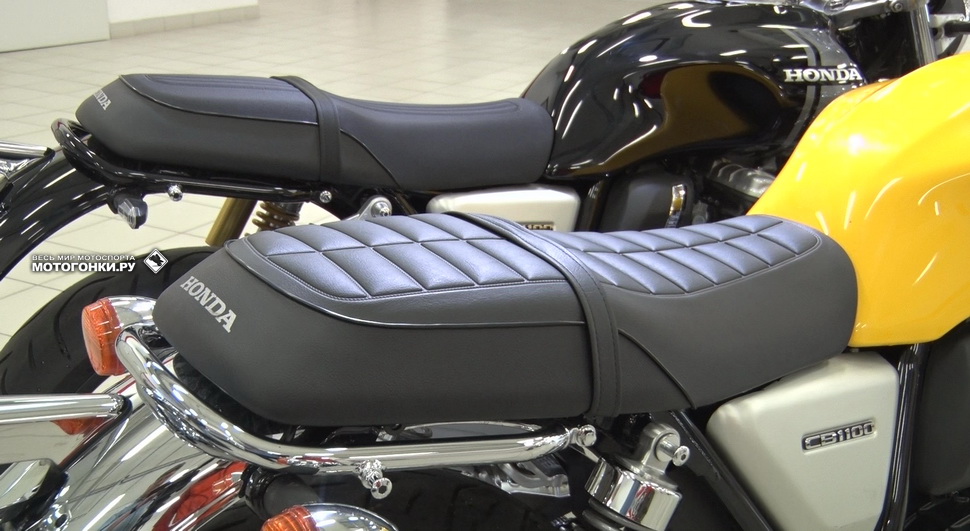 Сиденья Honda CB1100 RS (дальнее) и EX (ближнее) созданы для совершенно разных условий эксплуатации и посадки Сиденья Honda CB1100 RS (дальнее) и EX (ближнее) созданы для совершенно разных условий эксплуатации и посадки