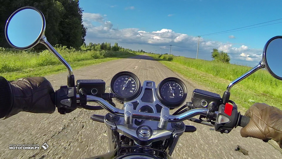 На любых дорогах шасси Honda CB1100 EX и RS работали одинаково превосходно На любых дорогах шасси Honda CB1100 EX и RS работали одинаково превосходно