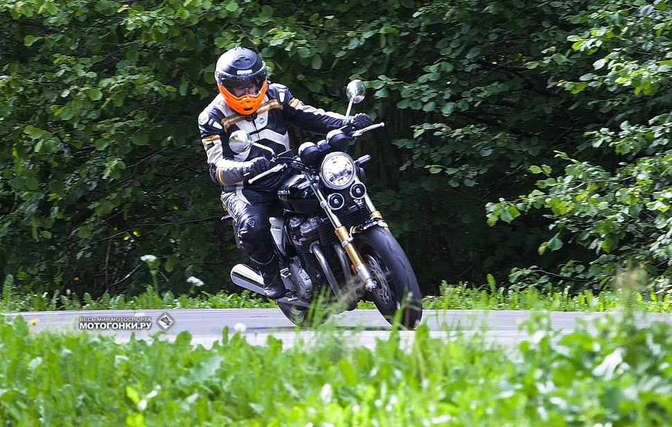 Honda CB1100RS зовет свернуть с прямой на извилистые дорожки, где нет трафика и случайных путников - и газнуть Honda CB1100RS зовет свернуть с прямой на извилистые дорожки, где нет трафика и случайных путников - и газнуть