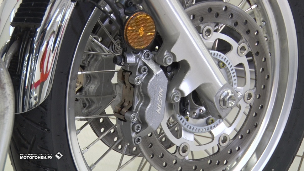 Классическая вилка и стоковые тормоза Nissin на Honda CB1100EX Классическая вилка и стоковые тормоза Nissin на Honda CB1100EX