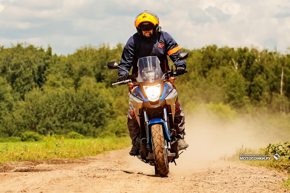 На сухом грунтовом покрытии мотоцикл чувствует себя неплохо, но это не Africa Twin! На сухом грунтовом покрытии мотоцикл чувствует себя неплохо, но это не Africa Twin!