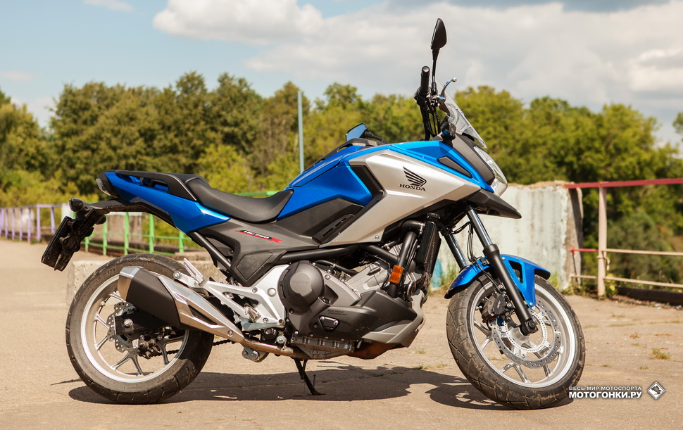 С этой стороны Honda NC750X с DCT почти не отличается от собрата с МКПП С этой стороны Honda NC750X с DCT почти не отличается от собрата с МКПП