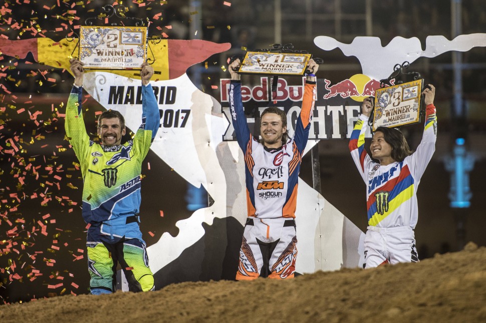 Тройка призеров Red Bull X-Fighters в Мадриде: Леви Шервуд (в центре), Джош Шин (слева) и Така Нагасино (справа) Тройка призеров Red Bull X-Fighters в Мадриде: Леви Шервуд (в центре), Джош Шин (слева) и Така Нагасино (справа)