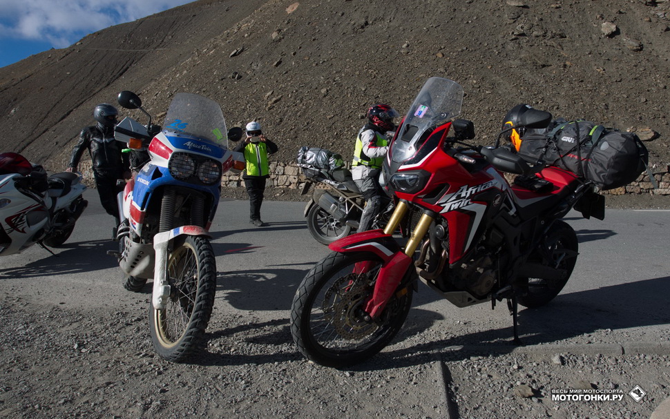 Встреча на La Bonnette: Президент Africa Twin Club Italia на своем XRV750 прибыл одновременно со мной, с другой стороны перевала Встреча на La Bonnette: Президент Africa Twin Club Italia на своем XRV750 прибыл одновременно со мной, с другой стороны перевала
