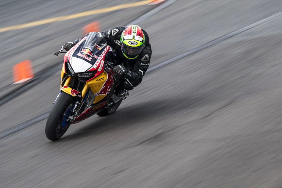 Давиде Джулиано на тестах Honda CBR1000RR SP2 в Лаузице Давиде Джулиано на тестах Honda CBR1000RR SP2 в Лаузице