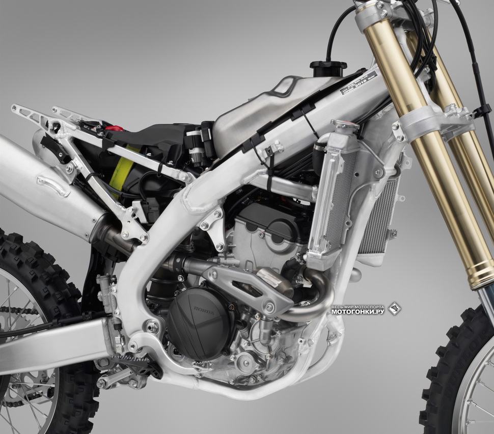Шасси Honda CRF250R (2018) с двигателем в нем Шасси Honda CRF250R (2018) с двигателем в нем