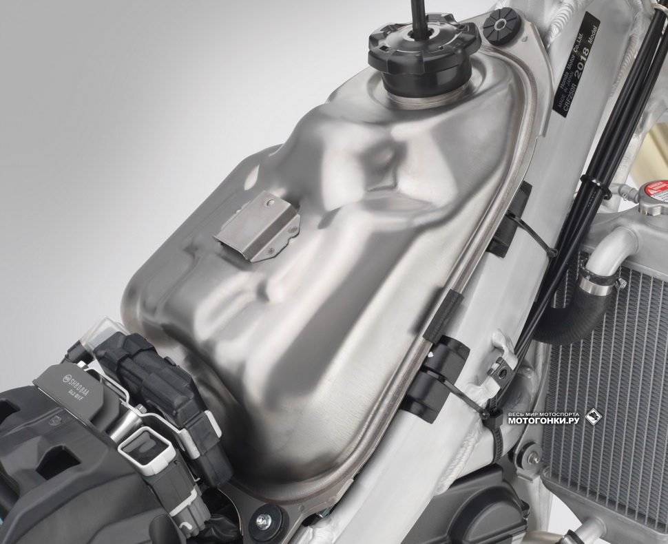 Титановый бензобак на 6.3 литра Honda CRF250R (2018) Титановый бензобак на 6.3 литра Honda CRF250R (2018)