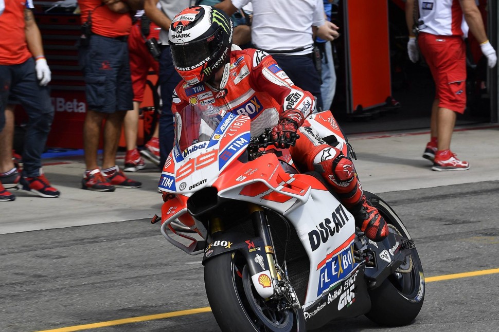 Появление Лоренцо на пит-лейне ожидали человек 30 у бокса Ducati Factory Появление Лоренцо на пит-лейне ожидали человек 30 у бокса Ducati Factory