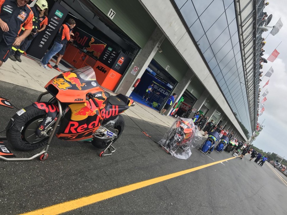 Мотоциклы MotoGP полностью переконфигурировали перед стартом Гран-При Чехии трижды, прямо на пит-лейне Мотоциклы MotoGP полностью переконфигурировали перед стартом Гран-При Чехии трижды, прямо на пит-лейне