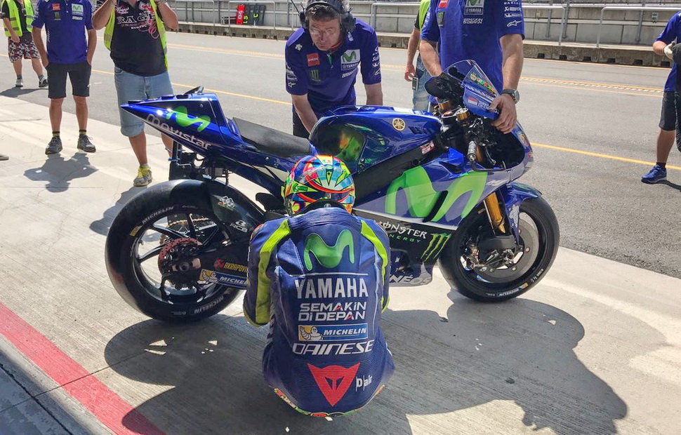 Валентино Росси работает на традиционном мотоцикле YZR-M1, без крылышек Валентино Росси работает на традиционном мотоцикле YZR-M1, без крылышек