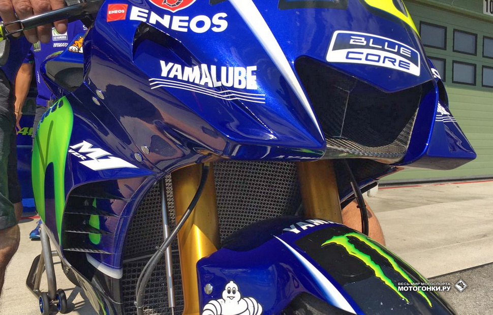 Новая версия улучшенного аэродинамического обвеса Yamaha YZR-M1 на мотоцикле Валентино Росси: крылышки и сверху, и снизу Новая версия улучшенного аэродинамического обвеса Yamaha YZR-M1 на мотоцикле Валентино Росси: крылышки и сверху, и снизу