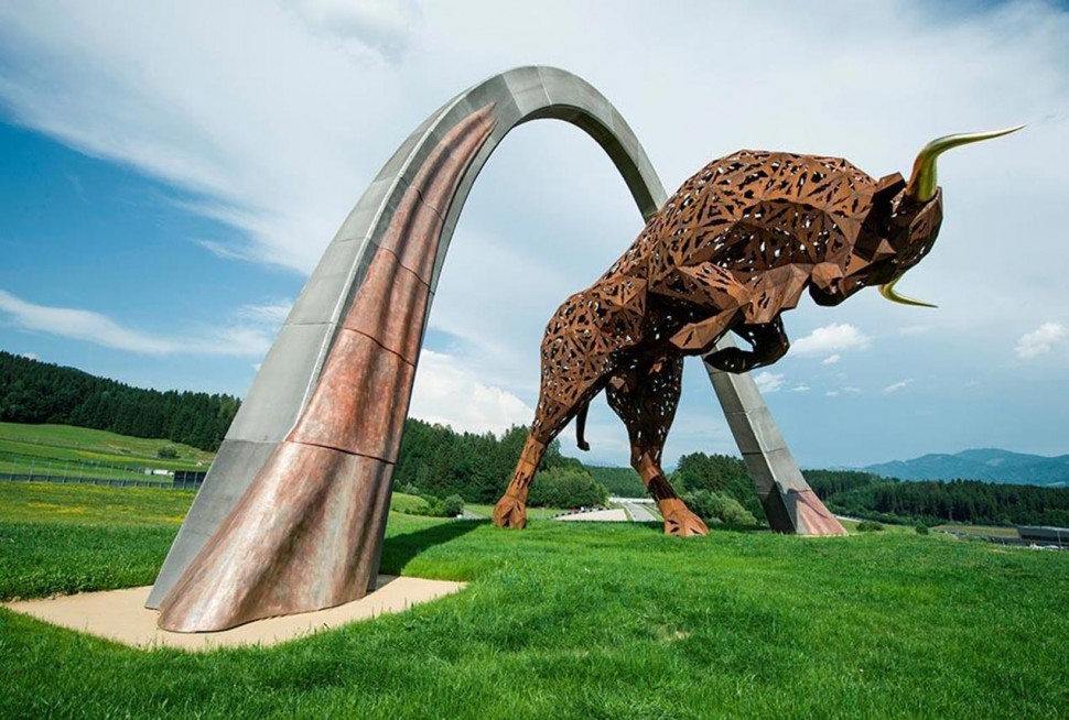 Символ Red Bull Ring - огромный Красный Бык Символ Red Bull Ring - огромный Красный Бык