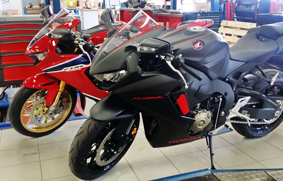 В тесте участвуют две модели: Honda CBR1000RA (черный) и CBR1000SP1 (красно-белый) В тесте участвуют две модели: Honda CBR1000RA (черный) и CBR1000SP1 (красно-белый)