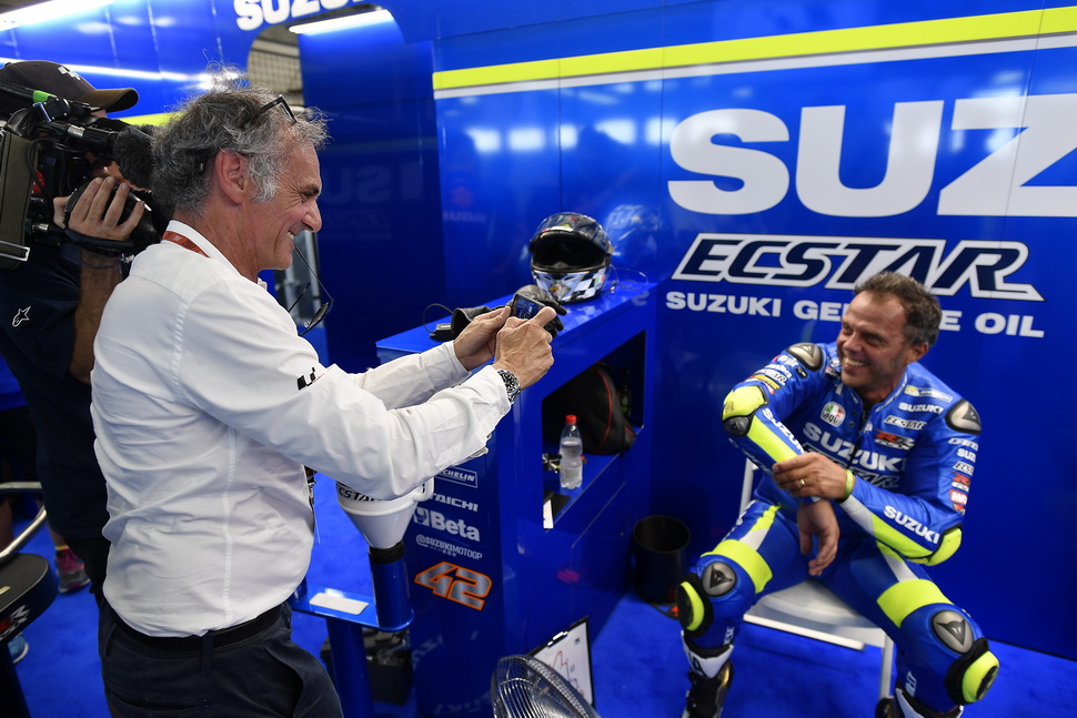 Коллега по Дирекции MotoGP - Франко Унчили делает фото на телефон: Лорис снова почертил по асфальту локтем, как в старые добрые! Коллега по Дирекции MotoGP - Франко Унчили делает фото на телефон: Лорис снова почертил по асфальту локтем, как в старые добрые!