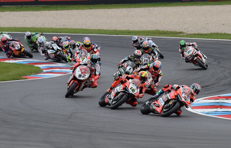 Старт второй гонки WSBK в Лаузице Старт второй гонки WSBK в Лаузице