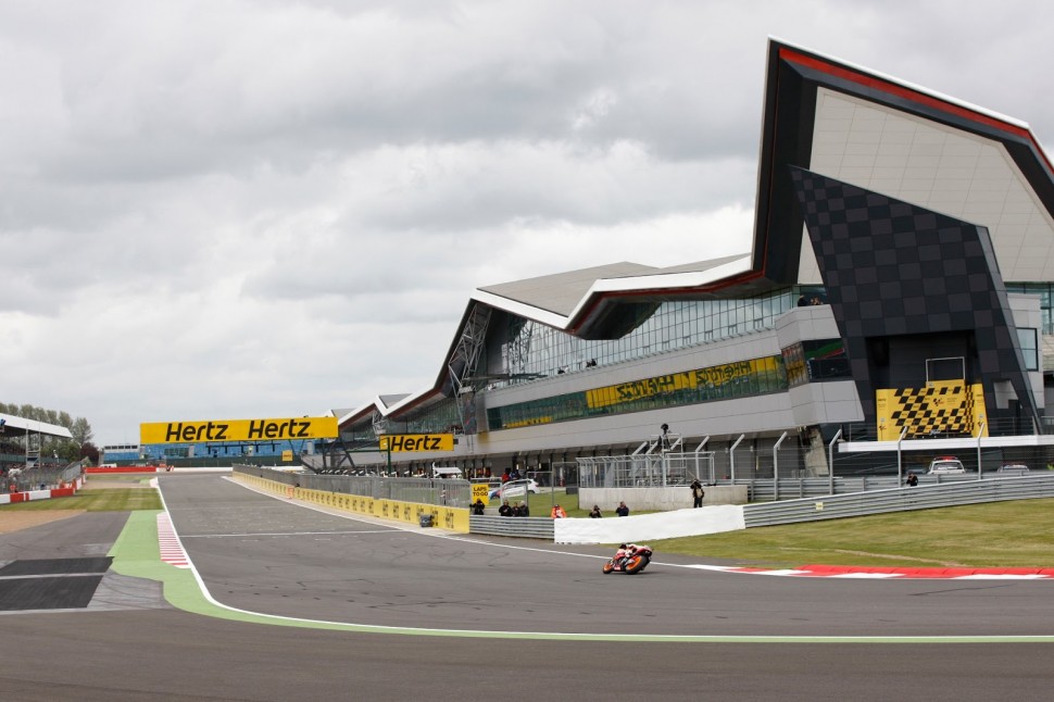Silverstone Wing - новый комплекс пит-лейна и главное здание автодрома, построенное к 2010 году Silverstone Wing - новый комплекс пит-лейна и главное здание автодрома, построенное к 2010 году