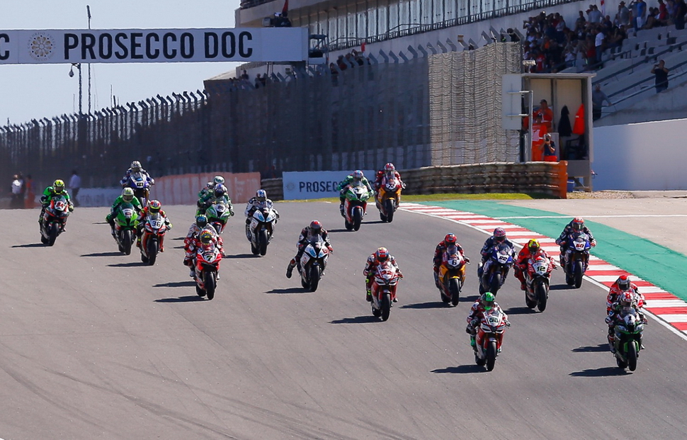 Старт первой гонки WSBK в Портимао Старт первой гонки WSBK в Портимао
