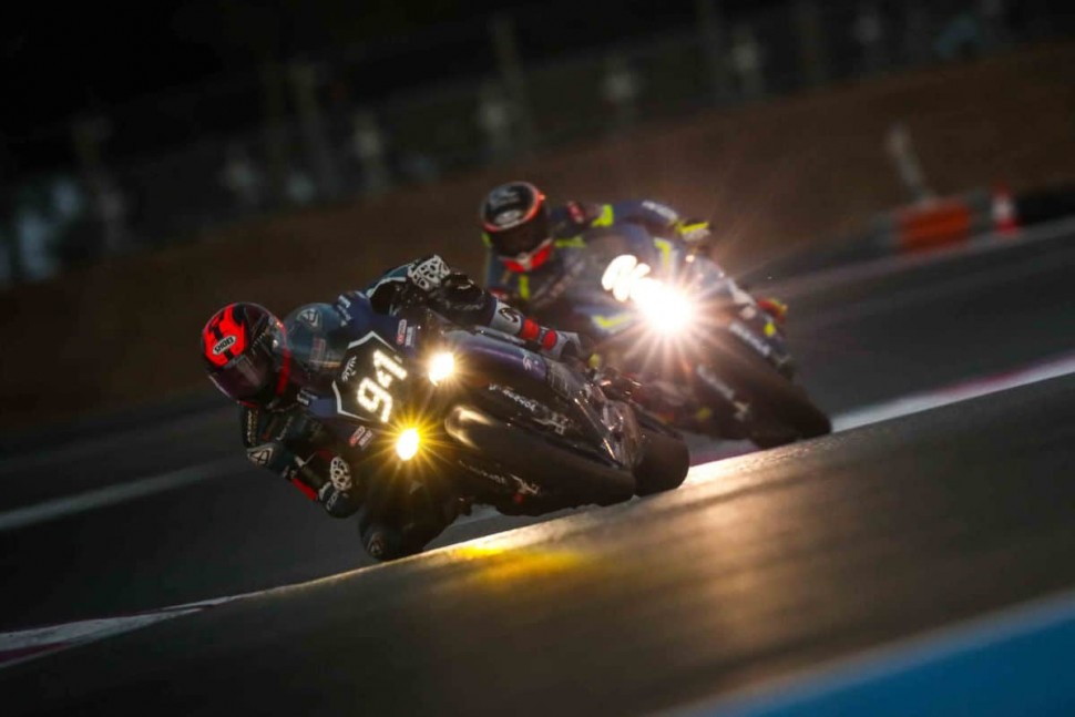 GMT94 Yamaha выходит в лидеры гонки GMT94 Yamaha выходит в лидеры гонки