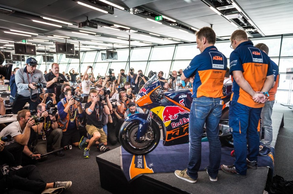 Завод KTM вступил в Королевский класс кольцевых мотогонок - MotoGP в 2017 году с полностью заводским проектом Завод KTM вступил в Королевский класс кольцевых мотогонок - MotoGP в 2017 году с полностью заводским проектом