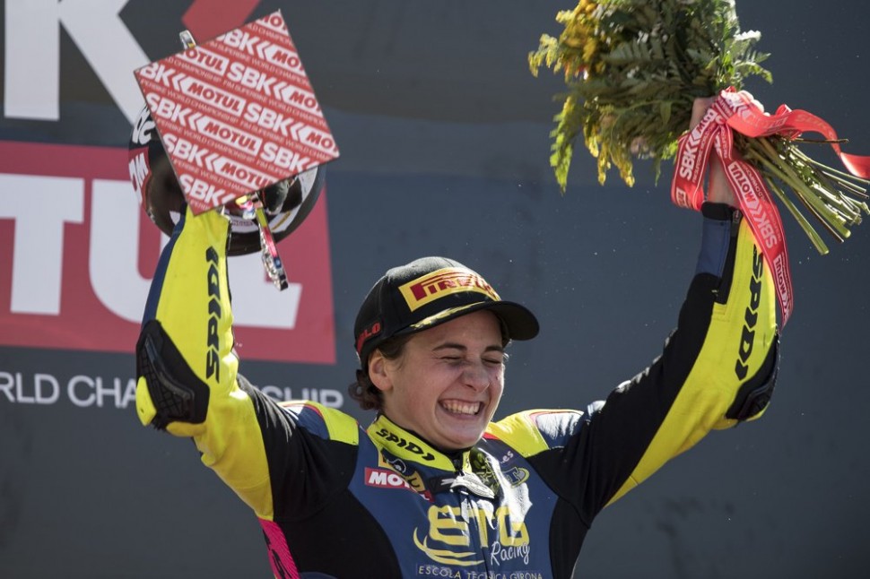 Аня Карраско выиграла свою первую гонку в WorldSSP300 и стала первой девушкой в истории WSBK, побившей всех парней Аня Карраско выиграла свою первую гонку в WorldSSP300 и стала первой девушкой в истории WSBK, побившей всех парней